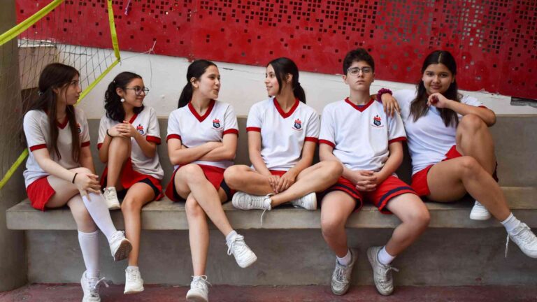 Estudiantes interactuando y fortaleciendo amistades saludables en el entorno escolar.